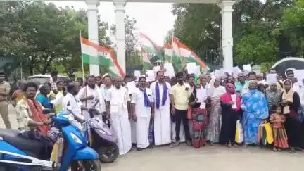 தேனி: தேனி கலெக்டர் அலுவலகத்தில்காங்கிரஸ் கட்சி SC/ST பிரிவு சார்பில் வீட்டுமனை பட்டா கோரி கலெக்டரிடம் மனு வழங்கினர் #localissue