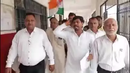 सादाबाद: वाराणसी में कांग्रेसियों पर एफआईआर के बाद तहसील में प्रदर्शन, राज्यपाल के नाम एसडीएम को दिया ज्ञापन