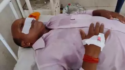 बेतिया: हिरापाकड़ में पानी गिराने को लेकर विवाद, पति-पत्नी गंभीर रूप से घायल, अस्पताल में भर्ती, पुलिस जांच जारी