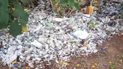 ग्राम ठनगन के किसान के खेत में फेंका जा रहा मेडिकल वेस्ट, किसान परेशान होकर कार्रवाई की मांग कर रहे हैं
