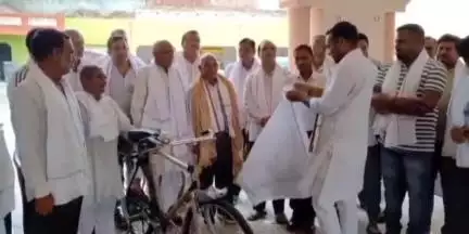 बागपत: BJP पंचायत प्रकोष्ठ के जिला संयोजक प्रदीप बली ने आवास बली पर दो सेवानिवृत्त शिक्षकों को साइकिल और शाल से सम्मानित किया