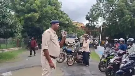 जामताड़ा: जामताड़ा में सघन वाहन जांच अभियान, 30 बाइक चालक थाना लाए गए, हिदायत के बाद छोड़े गए