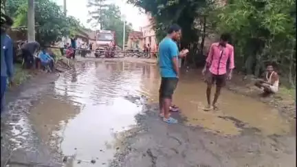 কাশীপুর: Jnt BDO-র আশ্বাসে অবেশেষে ৮ ঘন্টা পর কাশীপুর -ঝাঁপড়া বেহাল রাস্তায় কালাঝোর গ্রামের বাসিন্দারা অবরোধ তুলে নিল
