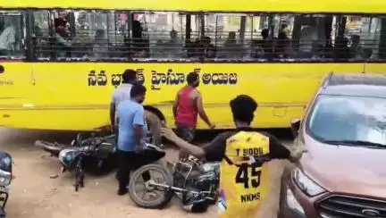 అలంపూర్: అయిజ పట్టణంలో తెలంగాణ చౌరస్తాలో బైకుల పైకి దూసుకెళ్లిన నవభారత్ హై స్కూల్ బస్సు...తప్పిన ప్రమాదం