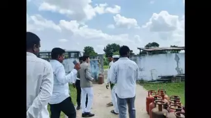 బెల్లంపల్లి: బెల్లంపల్లి పట్టణంలోని గ్యాస్ గోదాంలో ఆకస్మికంగా తనఖి చేసిన జూనియర్ సివిల్ కోర్ట్ జడ్జి ముకేష్