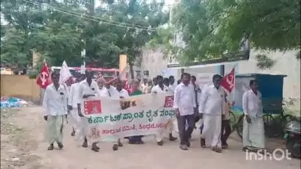 ಸಿಂಧನೂರು: ಉದ್ಯೋಗ ಖಾತ್ರಿಯಲ್ಲಿ ಕೆಲಸ ಮಾಡುವ ಕೂಲಿ ಕಾರ್ಮಿಕರಿಗೆ ಘನತೆಯಿಂದ ಕೆಲಸ ಮಾಡುವವರಿಗೆ ಅನ್ಯಾಯ ತಾಲೂಕ ಪಂಚಾಯಿತಿ ಕಚೇರಿಯ ಮುಂದೆ ಪ್ರತಿಭಟನೆ