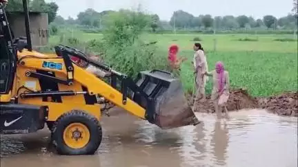 बसवा: भांवता-भांवती में सड़क पर जलभराव से परेशान ग्रामीण चार दिन से धरने पर बैठे, प्रशासन ने पानी निकासी के लिए तोड़े खेत