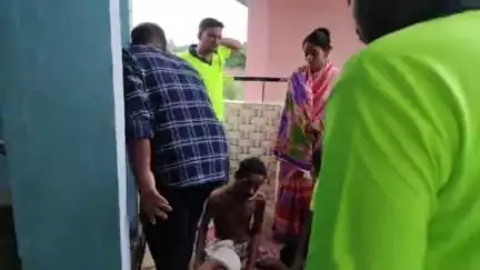ଭଞ୍ଜନଗର: ଭଞ୍ଜନଗର ଲେମ୍ବେଇ ଗାଁର କର୍କଟ ରୋଗୀ ରଂଜନ ପ୍ରଧାନଙ୍କୁ ସହାୟତା କରିଲା ସାମାଜିକ ସଂଗଠନ ଗୋପବନ୍ଧୁ ଚାରିଟେବୁଲ ଟ୍ରଷ୍ଟ  ।