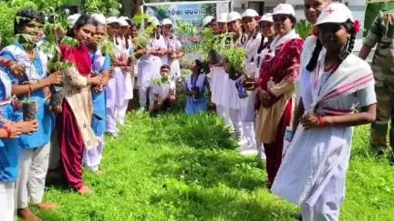 ଦିଗପହଣ୍ଡି: କୁକୁଡାଖଣ୍ଡି ତଥା ସଦରଥାନା ଗୌତମି ଗାଁରେ ବନ ମହୋତ୍ସବ ଅନୁଷ୍ଠିତ ଯୋଗ ଦେଲେ ଦିଗପହଣ୍ଡି ରେଞ୍ଜର  ।