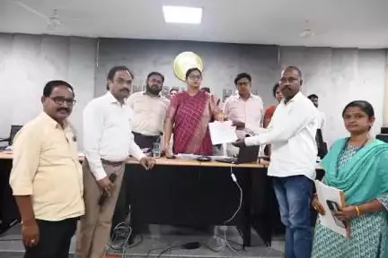నిర్మల్: తాండ్ర (జి) గ్రామానికి చెందిన రైతు రాజేశ్వర్‌కు మల్బరీ ఆకుల సాగుకు రూ. 93,775 వేల సబ్సిడీ చెక్కు అందజేసిన కలెక్టర్