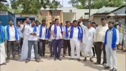 ದೇವದುರ್ಗ: ಪಟ್ಟಣದ ನಿಂಗಮ್ಮನಗುಡಿ ಪ್ರದೇಶಕ್ಕೆ ಮೂಲಭೂತ ಸೌಕರ್ಯಕ್ಕೆ ಆಗ್ರಹಿಸಿ ದಲಿತ ಸಂಘಟನೆಗಳ ವೇದಿಕೆ ತಹಸಿಲ್ದಾರ್ ಕಚೇರಿ ಮುಂದೆ ಪ್ರತಿಭಟನೆ