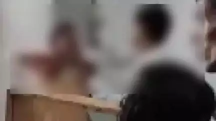 लोहरदगा: लोहरदगा में लोन कंपनी के कर्मचारी पर महिला से छेड़छाड़ करने के प्रयास का लगा आरोप, चप्पलों से पिटाई का वीडियो वायरल