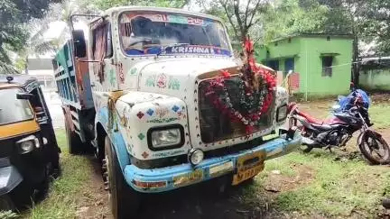ଖଲ୍ଲିକୋଟ୍: କେଶପୁର ଛକ ରେ ମାଇନ୍ସ ବିଭାଗର ଚଢ଼ାଉ; ଗୋଟିଏ ମୋରମ ବୋଝେଇ ଟିପ୍ପର ଗାଡ଼ି ଜବତ