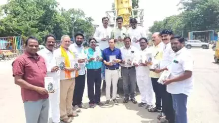 నిర్మల్: జిల్లా కేంద్రంలోని బహుజన ఘనమన పుస్తకాన్ని ఆవిష్కరించిన జిల్లా కవులు