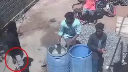 சாத்தான்குளம்: நடுவக்குறிச்சியில் பயங்கர ஆயுதங்களுடன் கொலைவெறி தாக்குதலில் ஈடுபட்ட திமுக பிரமுகர்- பரபரப்பு சிசிடிவி காட்சிகள்