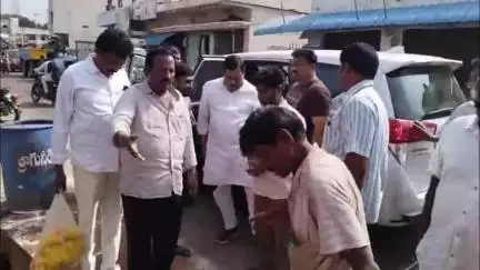 సామర్లకోట మున్సిపల్ కౌన్సిలర్ పితాని కృష్ణ మృతికి, కుటుంబ సభ్యులను కలిసి పరామర్శించిన ఎమ్మెల్యే రాజప్ప.