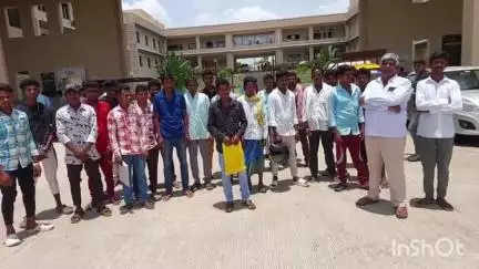 కొత్తగూడెం: పాఠశాల కావాలంటూ అదనపు కలెక్టర్కు వినతి పత్రం అందజేసిన చుంచుపల్లి మండలం పాలవాగు గుంపుకు చెందిన గిరిజనులు  #localissue