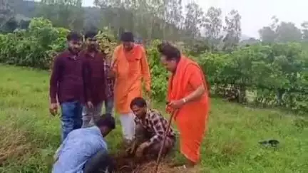 शहपुरा: करौंदी गांव के युवाओं ने राष्ट्रीय संत भगत गिरी बच्चू महाराज के साथ अमलेश्वर धाम में किया पौधारोपण