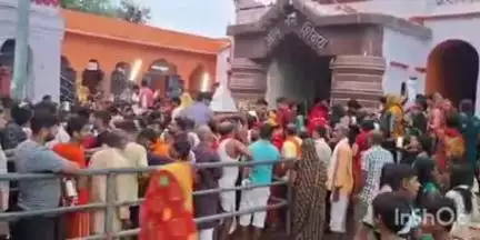 खुसरूपुर: बैक्टपुर के गौरीशंकर मंदिर में सावन के पहले सोमवार को उमड़ी भीड़, हजारों श्रद्धालुओं ने किया जलाभिषेक