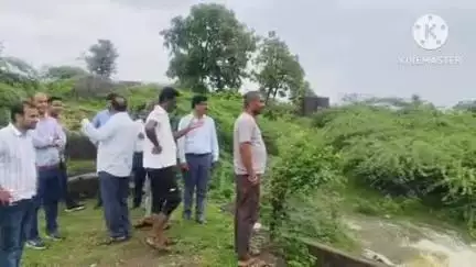 बिछीवाड़ा: कतीसोर के दिवड़िया तालाब की पाल में सुराख, मौके पर पहुंचे प्रशासनिक अधिकारी, रेत के कट्टों से भरने का प्रयास