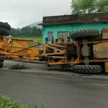 चांडिल: चौका गांव के पास गड्ढे में घुसा कंटेनर उठाने के दौरान हाइड्रा पलटा