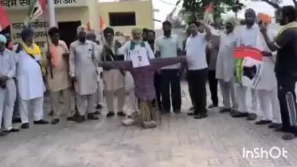 फतेहाबाद: टोहाना में किसानों ने पीएम-सीएम का पुतला फूंका, डीएपी खाद को लेकर विरोध जताया, 21 को देंगे मांगपत्र