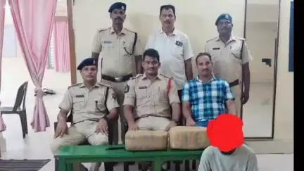 విశాఖపట్నం: విశాఖ మీదుగా గంజాయి అక్రమంగా రవాణా చేస్తున్న ఇద్దరు వ్యక్తులను అరెస్ట్ చేసి రిమాండ్ కు తరలించిన రైల్వే పోలీసులు