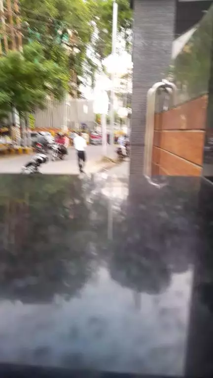 tilak nagar ke paas yatayaat trafich polish chalaan ke naam bike walo se wasuli karte hue