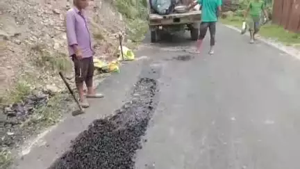 पौड़ी: सीरौं से भेंटी सड़क मार्ग पर उखड़ने लगी डामर, विभाग कर रहा लीपापोती, स्थानीय ग्रामीणों ने जताई नाराजगी
