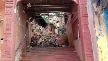 कर्वी: चित्रकूट रामघाट में तोता मुखी हनुमान जाने वाले मंदिर के मार्ग में बाढ़ के पानी से जर्जर होकर गिरी दीवार, मार्ग हुआ बंद