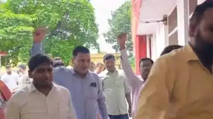 महमूदाबाद: महमूदाबाद तहसील में लेखपालों ने मुख्यमंत्री को ज्ञापन सौंपा, एसडीएम के समक्ष धरना देकर हापुड़ की घटना पर जताया आक्रोश