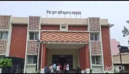 ସମ୍ବଲପୁର ମ୍ୟୁନିସିପାଲଟି: ସମ୍ବଲପୁର ଜ଼ିଲ୍ଲା କୃଷି ଅଧିକାରୀଙ୍କ କାର୍ଯ୍ୟାଳୟ ଘେରାଓ କଲେ ଚାଷୀ