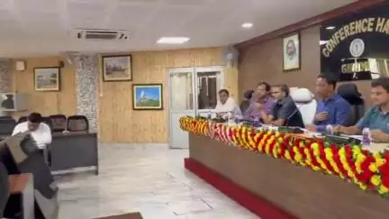 गिरिडीह: उपायुक्त रामनिवास यादव की अध्यक्षता में डीसी ऑफिस में राजस्व एवं भूमि सुधार से जुड़ी बैठक आयोजित हुई