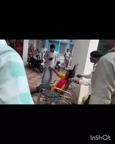 कसरावद क्षेत्र स्थित ग्राम‌ भिलगाव महिमा फाइबर्स प्राइवेट लिमिटेड कंपनी की बस एवं ट्रक में जोरदार भीडंत