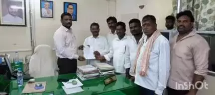 కొత్తగూడెం: అక్రమ ఇసుక మాఫియాను అరికట్టాలని సుజాతనగర్ తాసిల్దార్ కు వినతిపత్రం అందజేసిన సిపిఎం పార్టీ శ్రేణులు