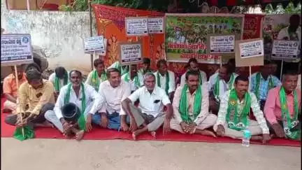 ములుగు: జిల్లా కేంద్రంలో కల్లుగీత కార్మిక సంఘం నాయకుల నిరాహార దీక్ష