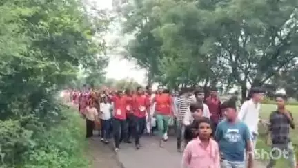 जावरा: सावन के पहले सोमवार को चंबल नदी के त्रिवेणी संगम मनकामेश्वर महादेव मंदिर में उमड़ी श्रद्धालुओं की भीड़