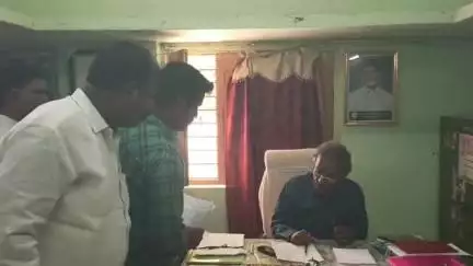 ఉరవకొండ: తమ ఆధార్ కార్డుకు లింకు అయిన ఇతరుల భూమి 29 ఎకరాలను తొలగించాలని బెలుగుప్ప తహసిల్దార్ కు వినతి