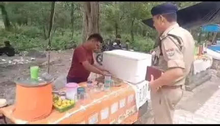 ऋषिकेश: नीलकंठ मेला क्षेत्र में लक्ष्मण झूला पुलिस ने पेयजल पदार्थ बेचने वालों पर कड़ी नजर रखी, किए गए चेक