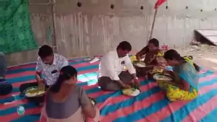 ధర్మవరంలో నడిరోడ్డు పైనే భోజనాలు వండి అక్కడే భోజనం చేసిన కార్మికులు..