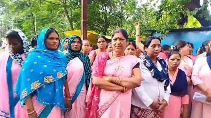 मंडला: पोषण ट्रेकर ऐप के विरोध में आंगनबाड़ी कार्यकर्ताओं ने बारिश में कलेक्ट्रेट पहुंचकर ज्ञापन सौंपा
