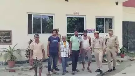 चंदौसी: थाना बनियाठेर पुलिस ने गांव देवापुर सहित दो अलग-अलग मामलों में 5 लोगों को किया गिरफ्तार, न्यायालय के समक्ष भेजा