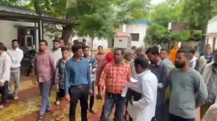 शिवपुरी नगर: कोलारस: मृतक के परिजनों को सूचना देना युवक को पड़ा भारी, झूठा मामला दर्ज, एसपी से जांच की मांग