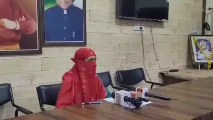 देवास नगर: पति ने पत्नी पर धर्म परिवर्तन के लिए दवाब बनाने का लगाया था आरोप, पत्नी ने वरिष्ठ नागरिक संस्था कार्यालय में की PC