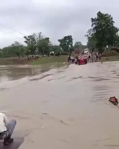 कोलारस: बिजरौनी का रपटा उफान पर, परिजन मरीज को अस्पताल नहीं ले जा सके, वीडियो वायरल