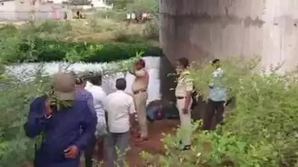 నగర శివారులో గుర్తుతెలియని మృతదేహం, ఎవరి పరిదో తెలియక మూడు స్టేషన్ల పోలీసుల తీవ్ర విచారణ