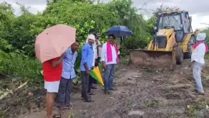 సిర్పూర్ టి: చింతగూడ - కోయావాగు రోడ్డుకు స్వచ్ఛందంగా మరమ్మత్తులు చేసిన బీఆర్ఎస్ పార్టీ నాయకులు