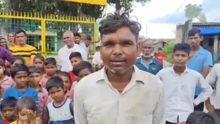पीलीभीत: सेहरामऊ क्षेत्र के गांव खंजनपुर के प्राथमिक विद्यालय के विलय की सूचना पर पहुंचे अभिभावकों ने किया विरोध प्रदर्शन