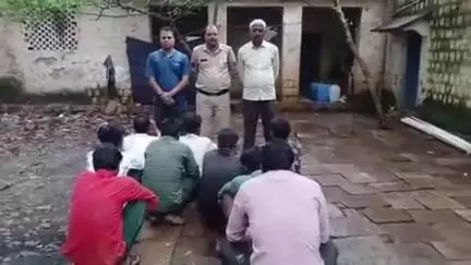 गुना नगर: पुलिस ने जुआ खेल रहे 9 लोगों को पकड़ा
