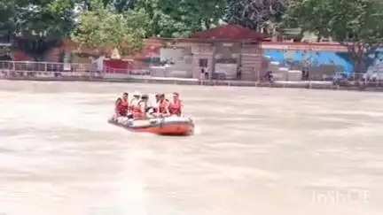 खतौली: खतौली गंग नहर में कावड़ यात्रा को ध्यान में रखते हुए DM और SSP ने जलस्तर का निरीक्षण किया और दिए निर्देश